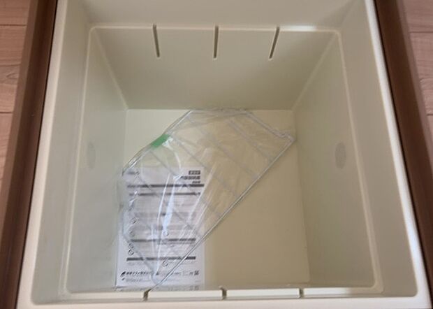 【キッチン床下収納】キッチン床下収納は、調理器具や食器などをスッキリと収納できる便利なスペースです。収納量が多いもの、引き出しがスムーズに開閉するものなど、使い勝手の良いものを選ぶことが大切です。また、湿気がこもりやすい場所なので、通気性の良いものを選ぶこともおすすめです。