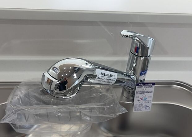 【キッチン水栓】キッチン水栓は、毎日必ず使うものだからこそ、使いやすさが重要です。シャワーヘッドの切り替えがスムーズか、吐水量が調節できるか、水しぶきが飛び散りにくい構造か、浄水機能が付いているかなど、日々の家事を快適にするための機能が数多くあります。また、デザインも多種多様なので、キッチン全体の雰囲気に合わせたものを選ぶことができます。