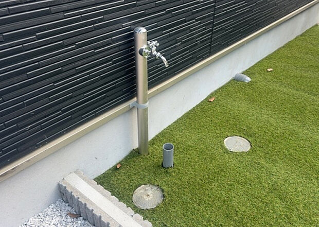 【その他設備】敷地内には、散水栓や立水栓があります。水道水を直接利用できるため、水を運ぶ手間を省くことが出来ます。大量の水を必要とする洗車作業や清掃などに役立ちます。その他設備とあわせて、現地でご確認ください。