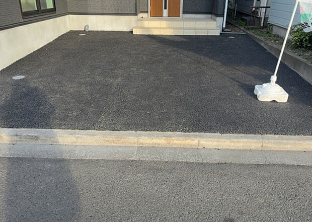 【駐車場】敷地内には、散水栓や立水栓があります。水道水を直接利用できるため、水を運ぶ手間を省くことが出来ます。大量の水を必要とする洗車作業や清掃などに役立ちます。その他設備とあわせて、現地でご確認ください。