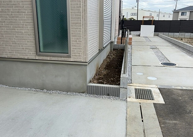 【庭】庭があることでガーデニングや家庭菜園はもちろん、こどもの遊び場やペットを放して遊ぶことができます。また、家の周囲に余裕があるということです。隣地との間があれば、十分な日当たりと、風通しが確保できます。