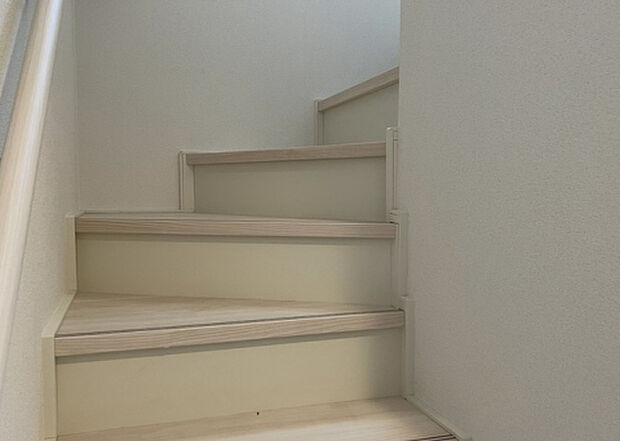 【内装】建物の上下階の通路である階段は、その位置によって動線や室内の印象が大きく左右されます。手摺にも重要な役割があり、転倒の防止・歩行や動作を円滑にして日常生活を支えることを主な目的として設置されています。