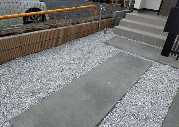 【庭】庭があることでガーデニングや家庭菜園はもちろん、こどもの遊び場やペットを放して遊ぶことができます。また、家の周囲に余裕があるということです。隣地との間があれば、十分な日当たりと、風通しが確保できます。