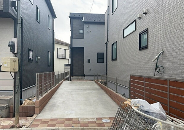 【前面道路含む現地写真_2】お持ちの車種によっては前面道路が広い方が便利でしょう。しかし、前面道路が広ければその分交通量が多くなるため、騒音などが気になる場合があります。実際に現地を見学し、周辺交通量や騒音などを確認しましょう！