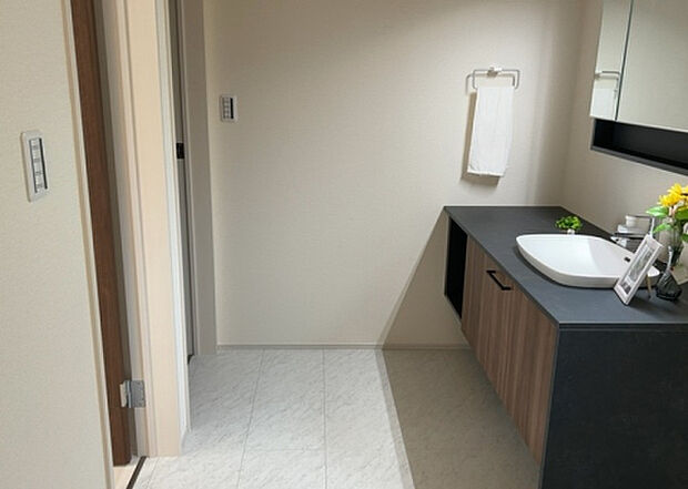 【脱衣場】多くの戸建て住宅で見かける洗面脱衣所は、洗面台と洗濯機が2畳ほどのスペースに並べられていて、洗面所が脱衣所を兼ね備えている間取りが一般的です。お客様が利用することもある、パブリックな空間でもあります。