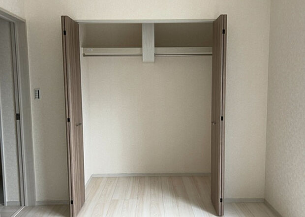 【ウォークインクローゼット】ウォークインクローゼットがあれば、クローゼット内でコーディネートが完成できますし、季節の変わり目に行う衣替えの手間も省けます。また、スーツケースなど大きいものもしまうことができ使い勝手がよいです。
