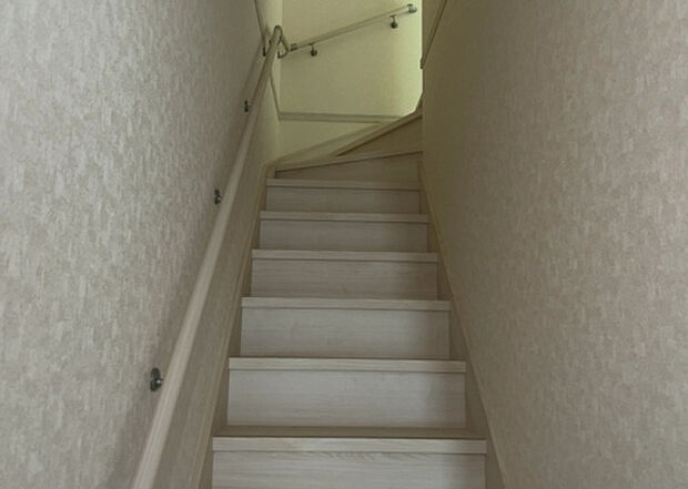 【内装】建物の上下階の通路である階段は、その位置によって動線や室内の印象が大きく左右されます。手摺にも重要な役割があり、転倒の防止・歩行や動作を円滑にして日常生活を支えることを主な目的として設置されています。