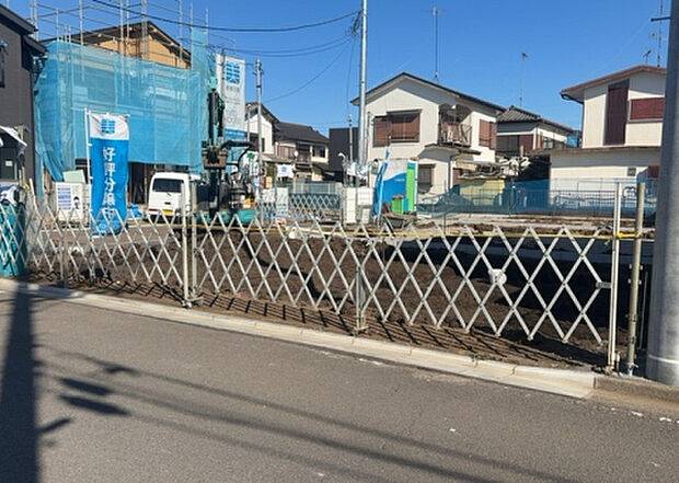 【外観_3】現地に行くなら、物件の周囲の地形がどうなっているかを見ることも大切です。周辺より低くなっている土地では、大雨などで水が集まりやすいため、地盤が弱くなっているということも考えられるため、注意が必要です。