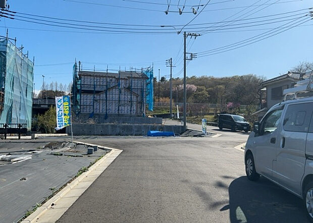 【物件からの展望_2】眺望を気にして物件を探す場合、前面に建物が建っていないか現地で確認しましょう！前面に建物があると景色はもちろん、日当たりや風通しにも影響が出てきます。住んだ時のことを想像しながら現地見学をしましょう。