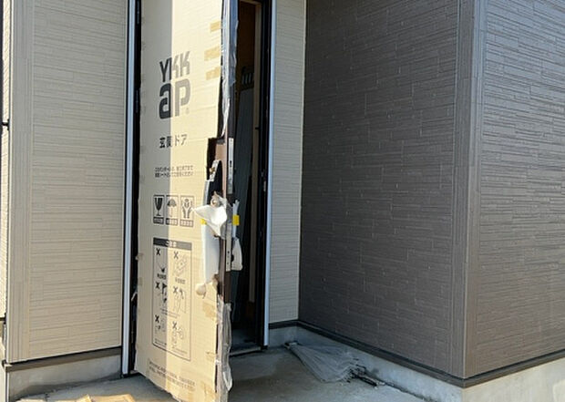 【玄関_2】玄関は、狭すぎると複数人で使いにくく、広すぎても無駄な空間になりがちです。最低2畳を目安にして、家の広さとの兼ね合いや家族の人数を考慮して決めるとよいでしょう。現地を見学して快適な玄関を選びましょう！