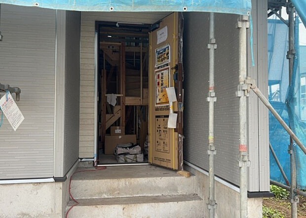 【玄関_2】玄関は、狭すぎると複数人で使いにくく、広すぎても無駄な空間になりがちです。最低2畳を目安にして、家の広さとの兼ね合いや家族の人数を考慮して決めるとよいでしょう。現地を見学して快適な玄関を選びましょう！