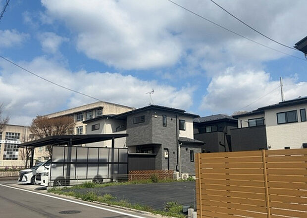 【物件からの展望_2】眺望を気にして物件を探す場合、前面に建物が建っていないか現地で確認しましょう！前面に建物があると景色はもちろん、日当たりや風通しにも影響が出てきます。住んだ時のことを想像しながら現地見学をしましょう。