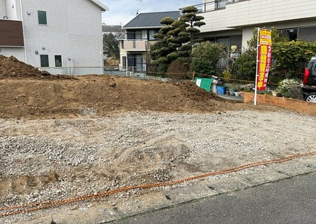【駐車場_2】駐車場と明記されていても、最小スペースでつくられた駐車場だと大型車は駐車できなかったり、出入りしにくくなったりする可能性があります。お車のサイズと購入したい物件の駐車場のサイズを現地で確認しましょう。