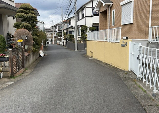 【物件からの展望_2】眺望を気にして物件を探す場合、前面に建物が建っていないか現地で確認しましょう！前面に建物があると景色はもちろん、日当たりや風通しにも影響が出てきます。住んだ時のことを想像しながら現地見学をしましょう。