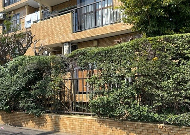 【物件からの展望_2】眺望を気にして物件を探す場合、前面に建物が建っていないか現地で確認しましょう！前面に建物があると景色はもちろん、日当たりや風通しにも影響が出てきます。住んだ時のことを想像しながら現地見学をしましょう。