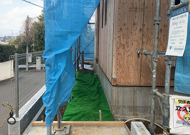 【玄関】玄関は家の顔でもあり、家族以外の目にも止まる場所です。玄関は外との間を仕切る扉、靴などをしまっておく収納スペース、靴脱ぎのたたきスペース、来客とのやり取りをするドアホンなど複数のアイテムからなります。