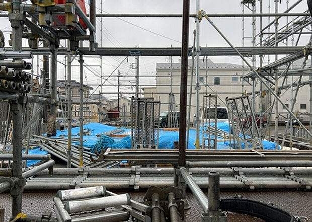 【外観_3】現地に行くなら、物件の周囲の地形がどうなっているかを見ることも大切です。周辺より低くなっている土地では、大雨などで水が集まりやすいため、地盤が弱くなっているということも考えられるため、注意が必要です。