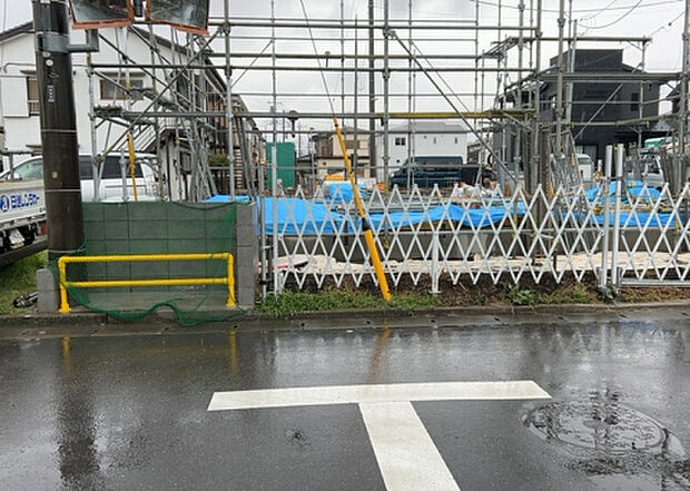 【前面道路含む現地写真_2】前面道路の幅員や歩道の有無、近隣の建物との距離感などは、実際の生活の利便性や安全性に大きく影響します。複数のアングルから前面道路の状況を確認することで、より具体的に生活イメージを描けます。