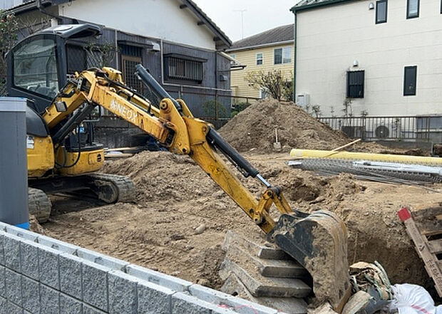 【玄関_2】玄関は、狭すぎると複数人で使いにくく、広すぎても無駄な空間になりがちです。最低2畳を目安にして、家の広さとの兼ね合いや家族の人数を考慮して決めるとよいでしょう。現地を見学して快適な玄関を選びましょう!
