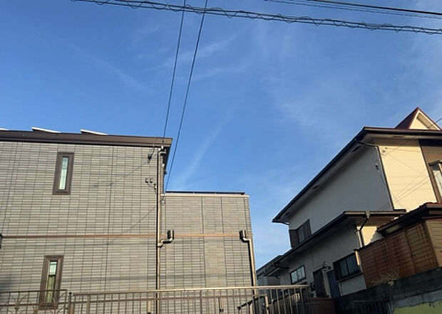 【物件からの展望_2】眺望を気にして物件を探す場合、前面に建物が建っていないか現地で確認しましょう！前面に建物があると景色はもちろん、日当たりや風通しにも影響が出てきます。住んだ時のことを想像しながら現地見学をしましょう。