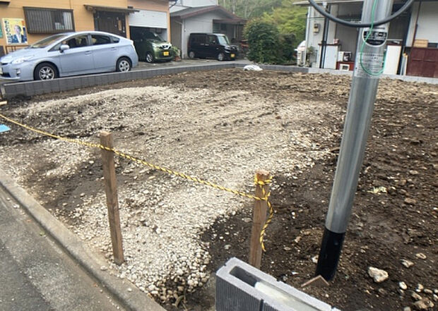 【駐車場_2】駐車場と明記されていても、最小スペースでつくられた駐車場だと大型車は駐車できなかったり、出入りしにくくなったりする可能性があります。お車のサイズと購入したい物件の駐車場のサイズを現地で確認しましょう。