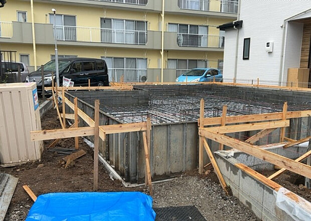 【玄関_2】玄関は、狭すぎると複数人で使いにくく、広すぎても無駄な空間になりがちです。最低2畳を目安にして、家の広さとの兼ね合いや家族の人数を考慮して決めるとよいでしょう。現地を見学して快適な玄関を選びましょう！