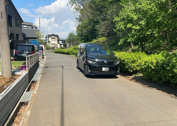 【物件からの展望_2】眺望を気にして物件を探す場合、前面に建物が建っていないか現地で確認しましょう！前面に建物があると景色はもちろん、日当たりや風通しにも影響が出てきます。住んだ時のことを想像しながら現地見学をしましょう。