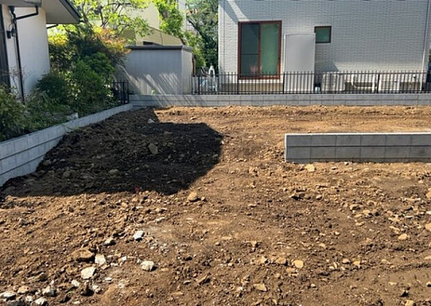 【構造・工法・仕様_2】ベタ基礎とは、柱の位置に関係なく全体に基礎がある事を指し、面積が大きい分建物の重さを全体に分散できます。また、地面からの湿気や害虫を遮断でき、木造住宅で心配されるシロアリ被害を防ぐ効果も期待できます。