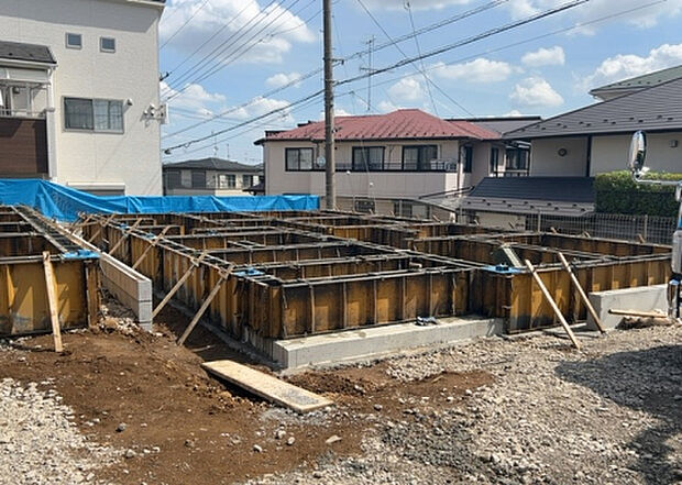 【玄関_2】玄関は、狭すぎると複数人で使いにくく、広すぎても無駄な空間になりがちです。最低2畳を目安にして、家の広さとの兼ね合いや家族の人数を考慮して決めるとよいでしょう。現地を見学して快適な玄関を選びましょう!