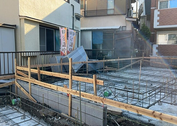 【庭_2】庭のある家に住むことのメリットとして、子どもたちの遊び場を確保できること、ガーデニングや家庭菜園を楽しめること、明るさを確保できることがあります。また、配置を工夫することでプライバシーが確保できます。