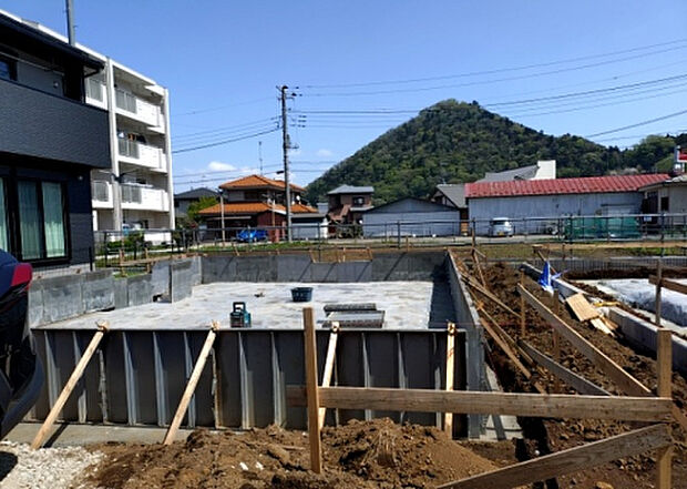 【外観_3】現地に行くなら、物件の周囲の地形がどうなっているかを見ることも大切です。周辺より低くなっている土地では、大雨などで水が集まりやすいため、地盤が弱くなっているということも考えられるため、注意が必要です。