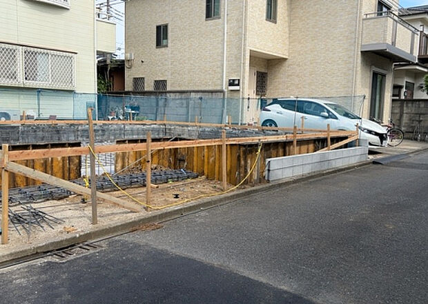 【前面道路含む現地写真_2】前面道路の幅員や歩道の有無、近隣の建物との距離感などは、実際の生活の利便性や安全性に大きく影響します。複数のアングルから前面道路の状況を確認することで、より具体的に生活イメージを描けます。