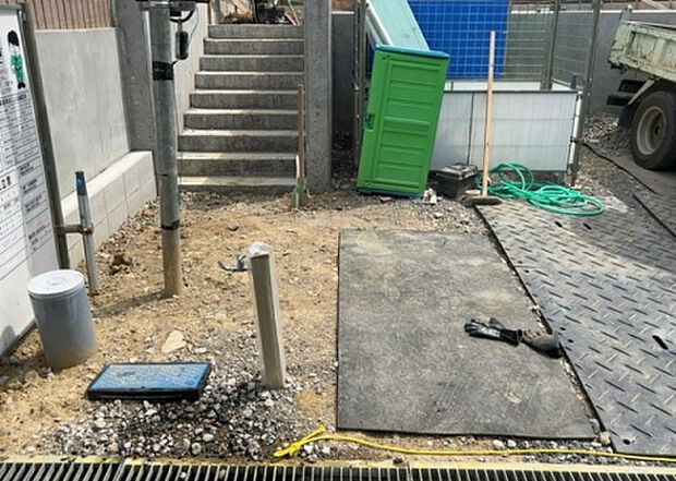 【庭_2】庭のある家に住むことのメリットとして、子どもたちの遊び場を確保できること、ガーデニングや家庭菜園を楽しめること、明るさを確保できることがあります。また、配置を工夫することでプライバシーが確保できます。