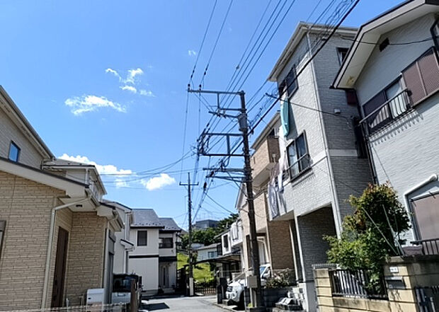 【物件からの展望_2】眺望を気にして物件を探す場合、前面に建物が建っていないか現地で確認しましょう！前面に建物があると景色はもちろん、日当たりや風通しにも影響が出てきます。住んだ時のことを想像しながら現地見学をしましょう。