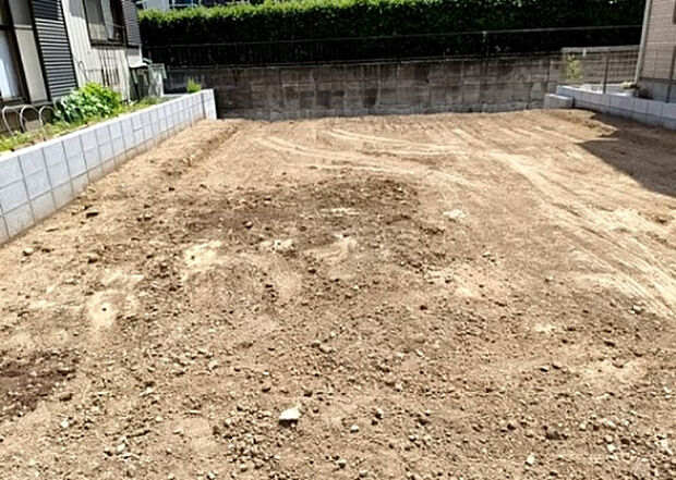 【玄関】玄関は家の顔でもあり、家族以外の目にも止まる場所です。玄関は外との間を仕切る扉、靴などをしまっておく収納スペース、靴脱ぎのたたきスペース、来客とのやり取りをするドアホンなど複数のアイテムからなります。