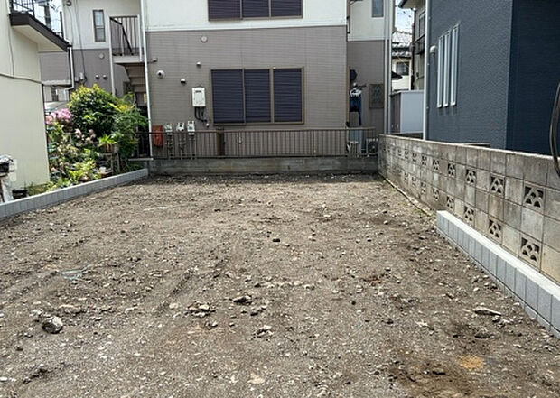 【玄関】玄関は家の顔でもあり、家族以外の目にも止まる場所です。玄関は外との間を仕切る扉、靴などをしまっておく収納スペース、靴脱ぎのたたきスペース、来客とのやり取りをするドアホンなど複数のアイテムからなります。