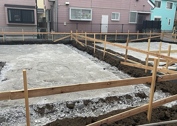 【庭_2】庭のある家に住むことのメリットとして、子どもたちの遊び場を確保できること、ガーデニングや家庭菜園を楽しめること、明るさを確保できることがあります。また、配置を工夫することでプライバシーが確保できます。