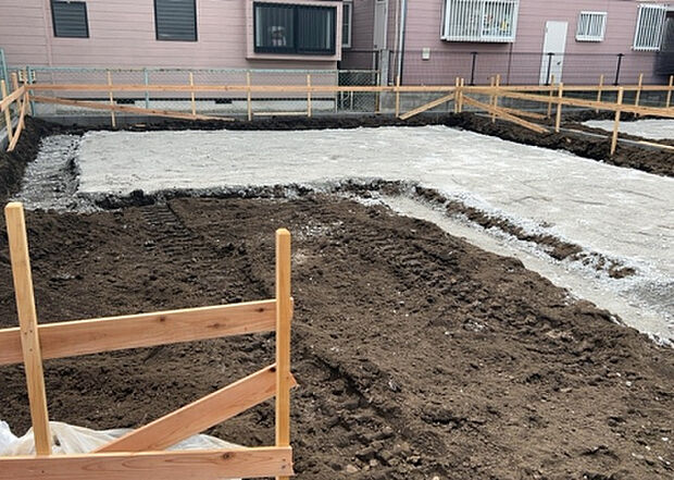 【玄関_2】玄関は、狭すぎると複数人で使いにくく、広すぎても無駄な空間になりがちです。最低2畳を目安にして、家の広さとの兼ね合いや家族の人数を考慮して決めるとよいでしょう。現地を見学して快適な玄関を選びましょう！