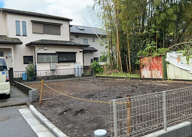 【庭_2】庭のある家に住むことのメリットとして、子どもたちの遊び場を確保できること、ガーデニングや家庭菜園を楽しめること、明るさを確保できることがあります。また、配置を工夫することでプライバシーが確保できます。