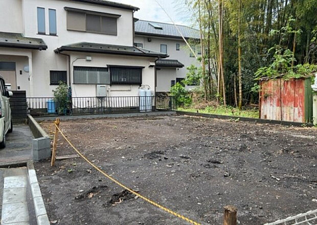 【玄関】玄関は家の顔でもあり、家族以外の目にも止まる場所です。玄関は外との間を仕切る扉、靴などをしまっておく収納スペース、靴脱ぎのたたきスペース、来客とのやり取りをするドアホンなど複数のアイテムからなります。