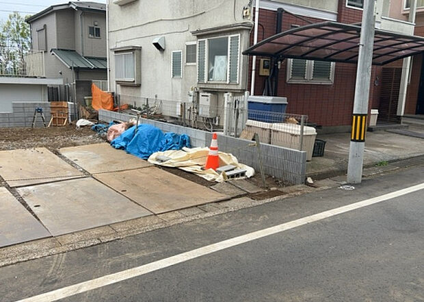 【庭_2】庭のある家に住むことのメリットとして、子どもたちの遊び場を確保できること、ガーデニングや家庭菜園を楽しめること、明るさを確保できることがあります。また、配置を工夫することでプライバシーが確保できます。