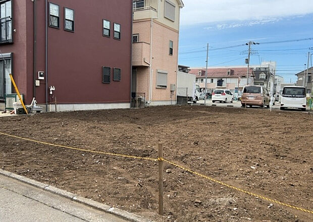 【庭_2】庭のある家に住むことのメリットとして、子どもたちの遊び場を確保できること、ガーデニングや家庭菜園を楽しめること、明るさを確保できることがあります。また、配置を工夫することでプライバシーが確保できます。