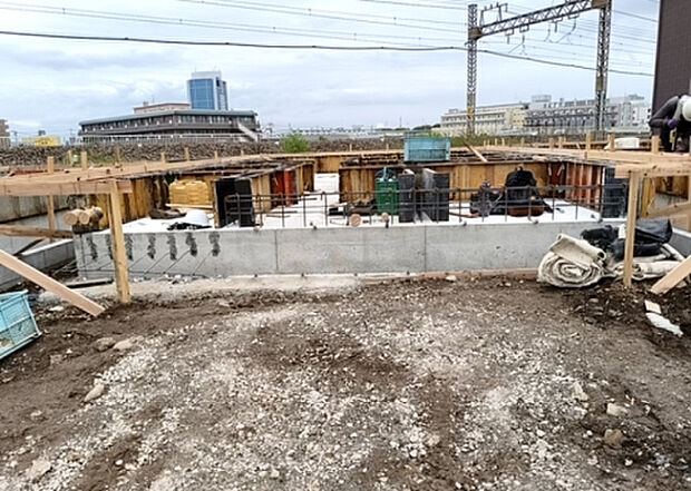 【玄関_2】玄関は、狭すぎると複数人で使いにくく、広すぎても無駄な空間になりがちです。最低2畳を目安にして、家の広さとの兼ね合いや家族の人数を考慮して決めるとよいでしょう。現地を見学して快適な玄関を選びましょう！