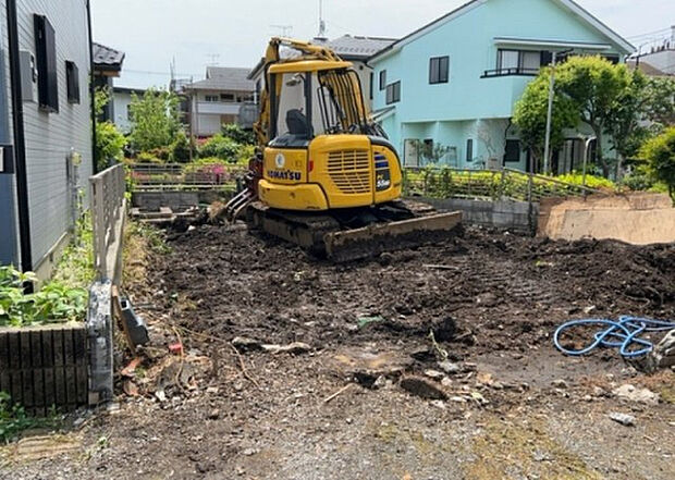 【前面道路含む現地写真_2】前面道路の幅員や歩道の有無、近隣の建物との距離感などは、実際の生活の利便性や安全性に大きく影響します。複数のアングルから前面道路の状況を確認することで、より具体的に生活イメージを描けます。