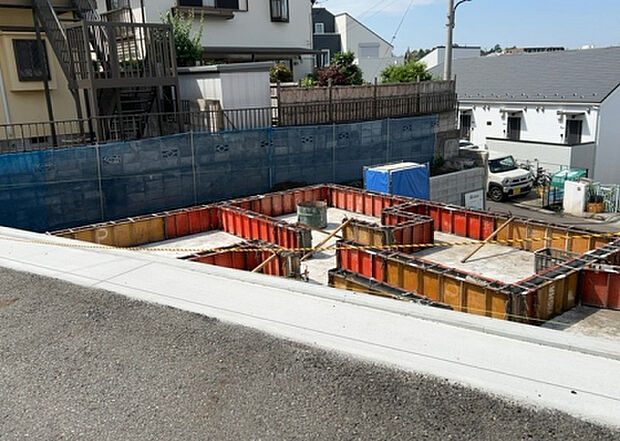【前面道路含む現地写真_2】前面道路の幅員や歩道の有無、近隣の建物との距離感などは、実際の生活の利便性や安全性に大きく影響します。複数のアングルから前面道路の状況を確認することで、より具体的に生活イメージを描けます。