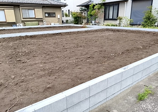 【構造・工法・仕様_2】ベタ基礎とは、柱の位置に関係なく全体に基礎がある事を指し、面積が大きい分建物の重さを全体に分散できます。また、地面からの湿気や害虫を遮断でき、木造住宅で心配されるシロアリ被害を防ぐ効果も期待できます。