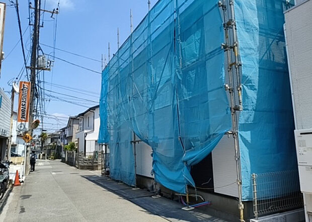 【前面道路含む現地写真_2】前面道路の幅員や歩道の有無、近隣の建物との距離感などは、実際の生活の利便性や安全性に大きく影響します。複数のアングルから前面道路の状況を確認することで、より具体的に生活イメージを描けます。