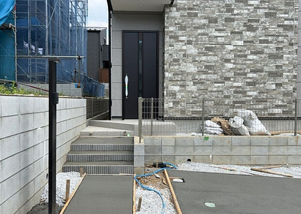 【玄関_2】玄関は、狭すぎると複数人で使いにくく、広すぎても無駄な空間になりがちです。最低2畳を目安にして、家の広さとの兼ね合いや家族の人数を考慮して決めるとよいでしょう。現地を見学して快適な玄関を選びましょう！
