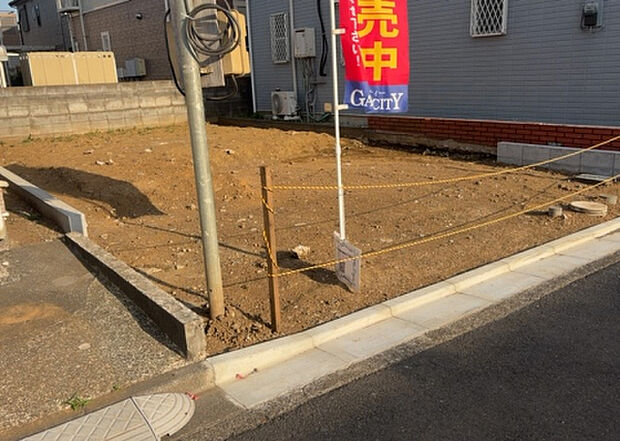 【外観_3】現地に行くなら、物件の周囲の地形がどうなっているかを見ることも大切です。周辺より低くなっている土地では、大雨などで水が集まりやすいため、地盤が弱くなっているということも考えられるため、注意が必要です。