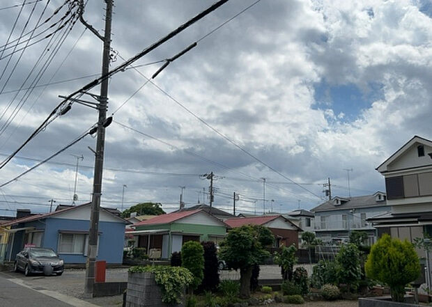【物件からの展望_2】眺望を気にして物件を探す場合、前面に建物が建っていないか現地で確認しましょう！前面に建物があると景色はもちろん、日当たりや風通しにも影響が出てきます。住んだ時のことを想像しながら現地見学をしましょう。